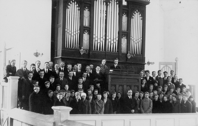 Grupp noori Helme kiriku oreli taustal