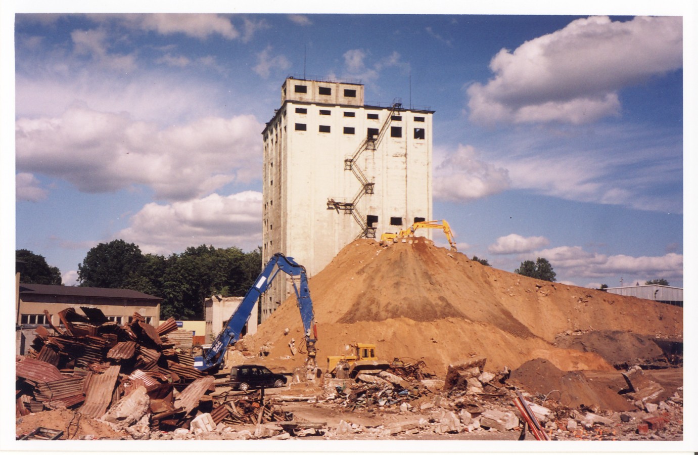 Endise teravilja saaduste kombinaadi ühe elevaatori lammutamine