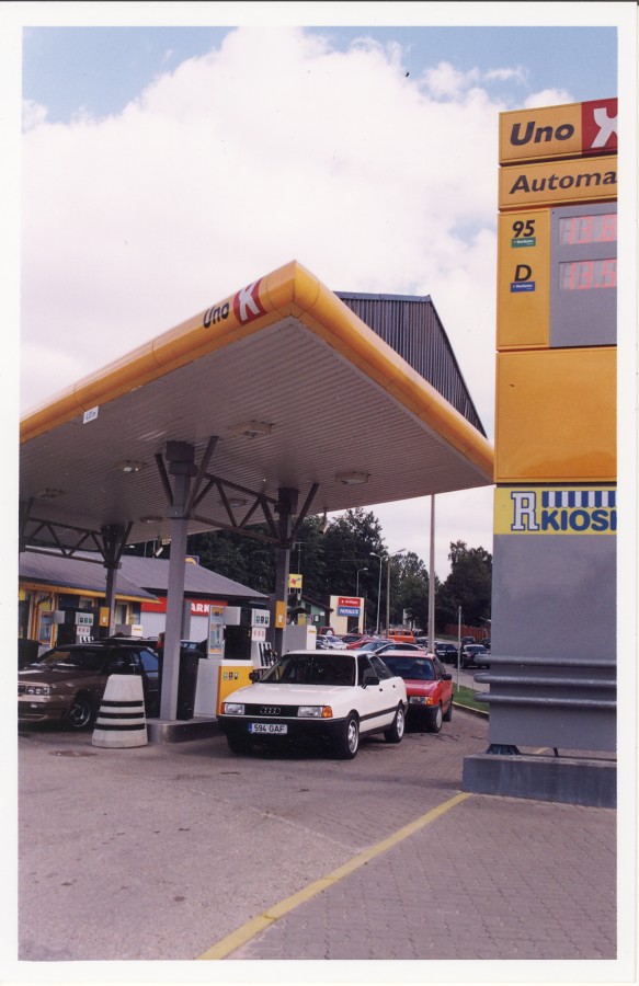 Uno X tankla turu kõrval
