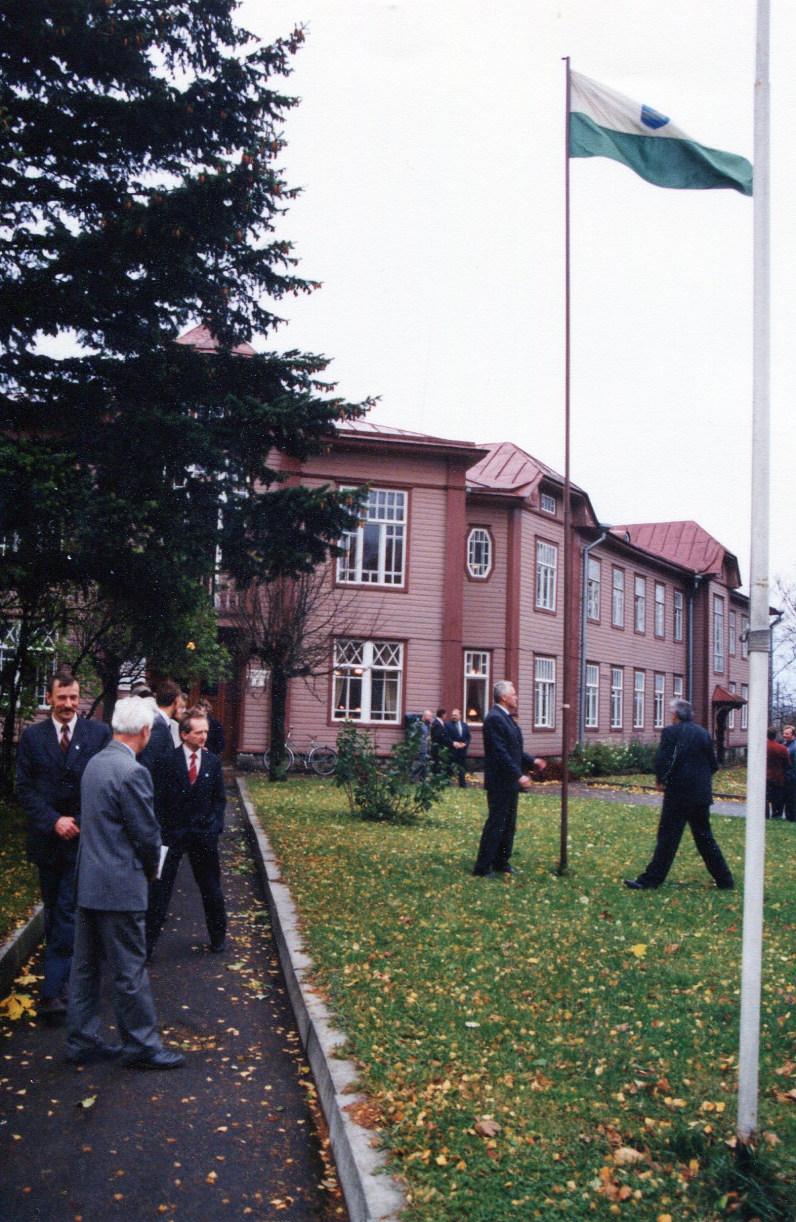 Casting the flag of the Western Viru Country Government 1992