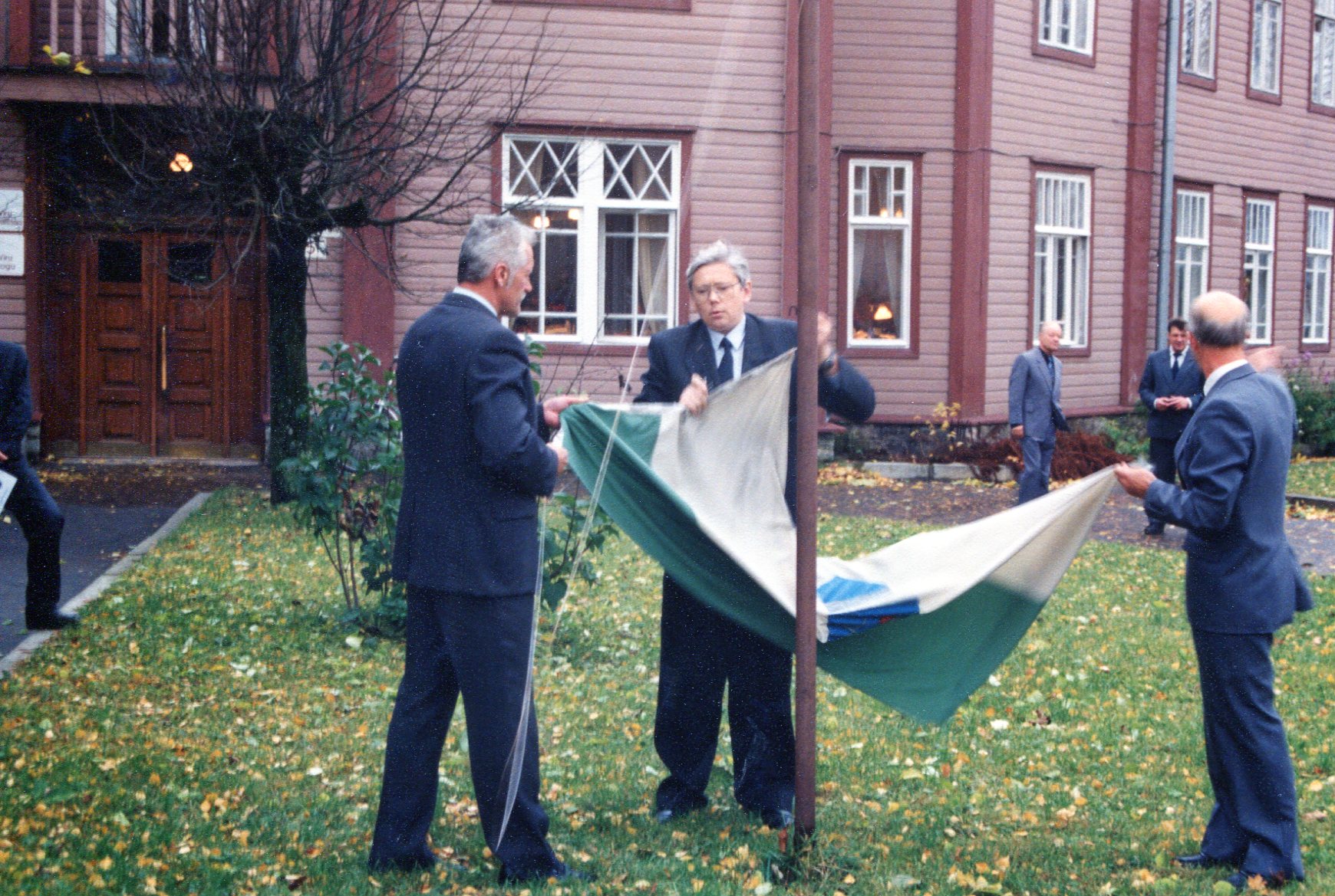 Casting the western Viru flag