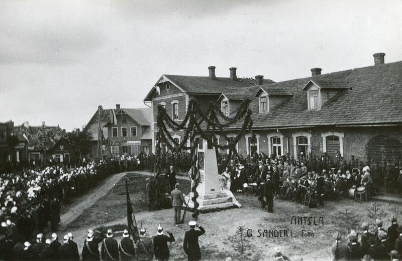 Juhan Raudsepa Vabadussõja monumendi püstitamine Antslas