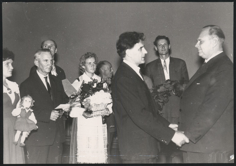 foto, Suure-Jaani khk, Suure-Jaani, helilooja Villem Kapp'i juubel, segakoor Koit õnnitlemas, dirigent Paul Krigul (keskel), Artur Koort (vas 2.), 1963