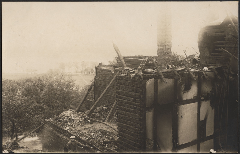 fotopostkaart, Viljandi, Trepimägi 3, poolpõlenud elektrik Peeter Almersi elumaja (endine Eiche villa), 1927 IX