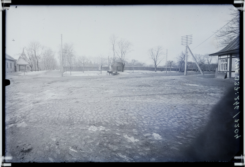 fotonegatiiv, Viljandi, Tallinna-Vaksali tn ristmik, vas Kiriku allee (Tasuja pst), taga mõisa õunaaed, u 1920, foto J. Riet