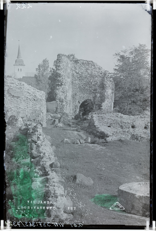 fotonegatiiv, Viljandi, Kaevumägi, värav, taga Jaani kiriku torn, u 1920, foto J. Riet