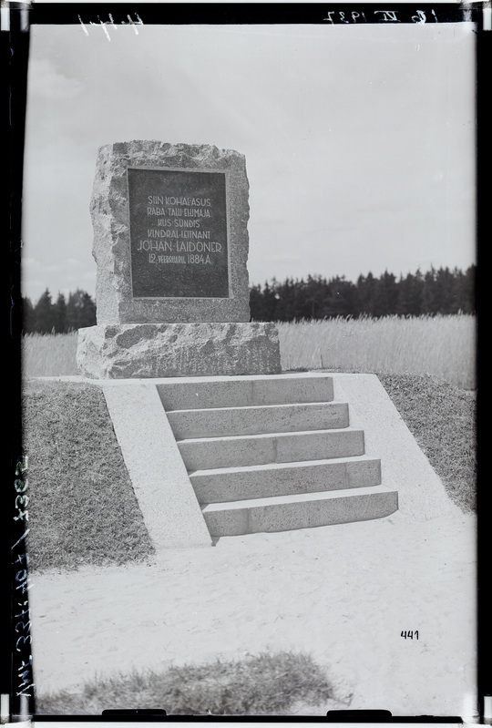 fotonegatiiv, Viljandi khk, Viiratsi v, Johan Laidoneri sünnikoht (Raba talu), mälestustahvel, u 1938, foto J. Riet