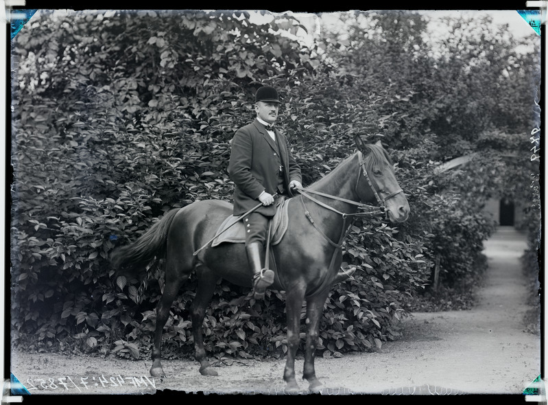 fotonegatiiv, Wares, mees hobusel 1909 foto J.Riet