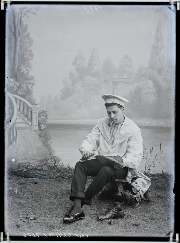 fotonegatiiv, Zwiebelberg, mees saabast puhastamas, täisportree, 1902 foto J.Riet