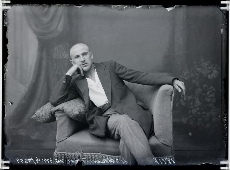 fotonegatiiv, Mädamürk, mees tugitoolis 1915 foto J.Riet