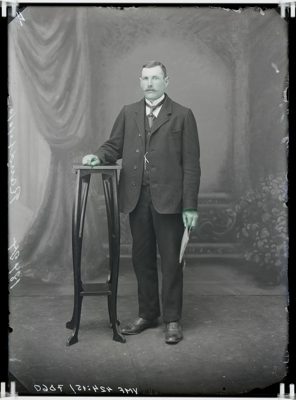 fotonegatiiv, Raudsepp, mees, täisportree 1915 foto J.Riet