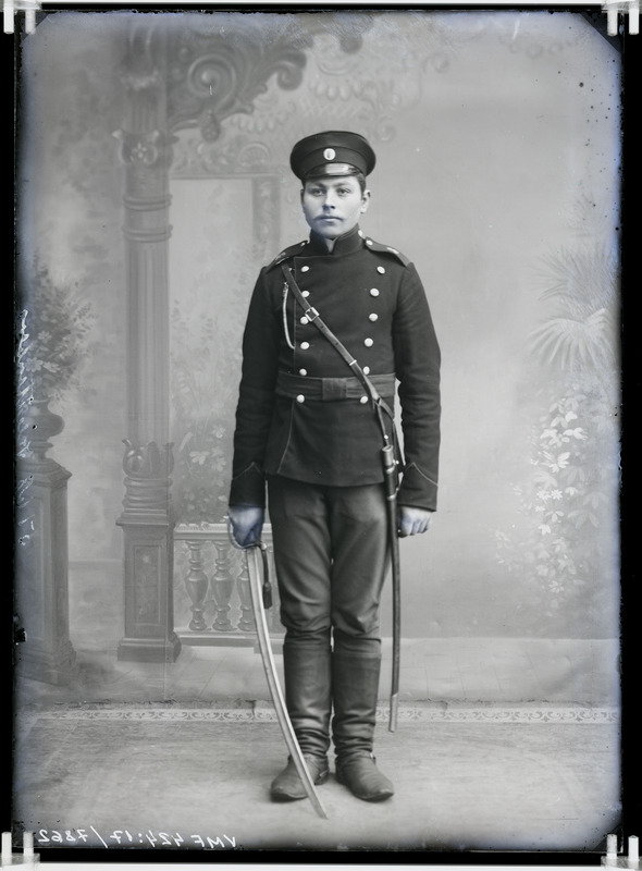 fotonegatiiv, Klettenberg, mees vormis, mõõk, täisportree 1905 foto J.Riet