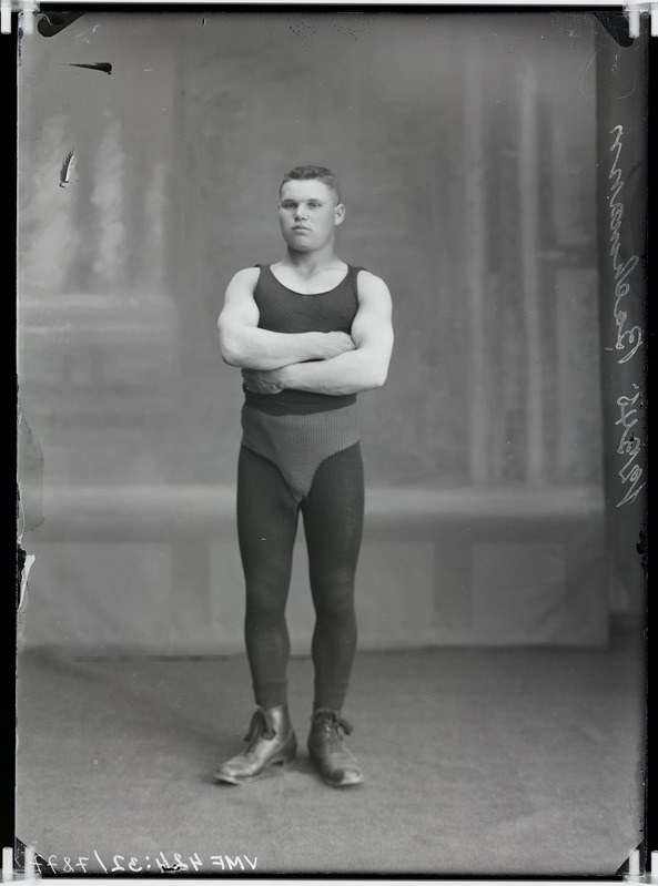 fotonegatiiv, Bahmann, mees spordiriietuses, täisportree 1911 foto J.Riet
