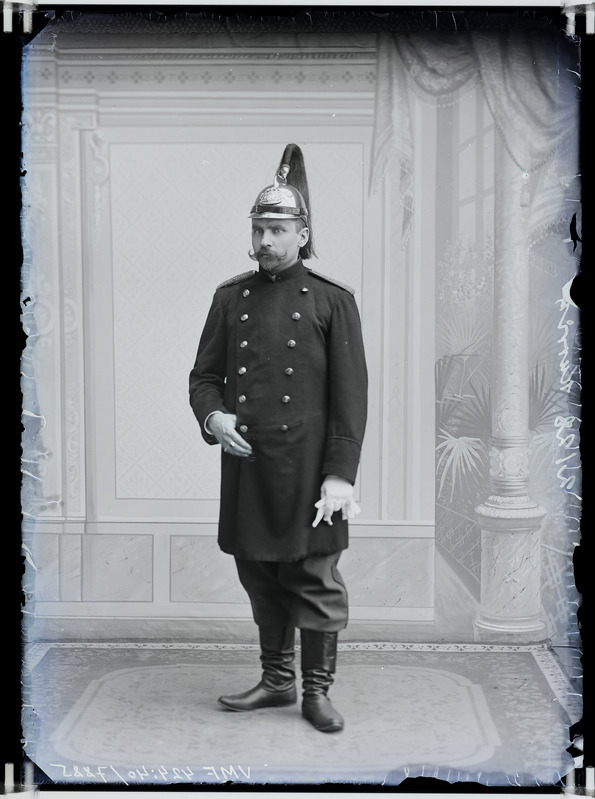 fotonegatiiv, Kurrik, mees tuletõrje vormis, 1902 foto J.Riet