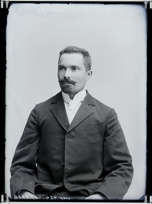 fotonegatiiv, Blumberg, mees, poolportree, 1902 foto J.Riet