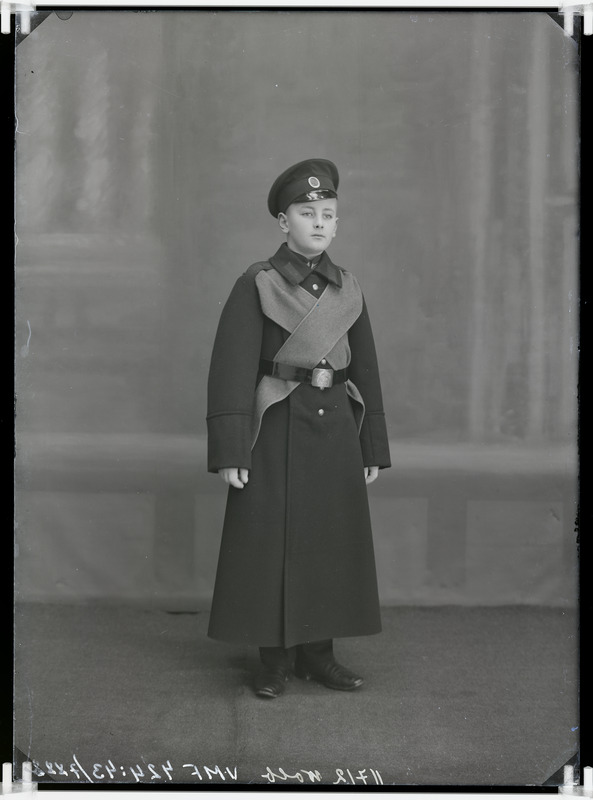 fotonegatiiv, Wolf, noormees sinelis, sõjakooli õppur, täisportree 1910 foto J.Riet