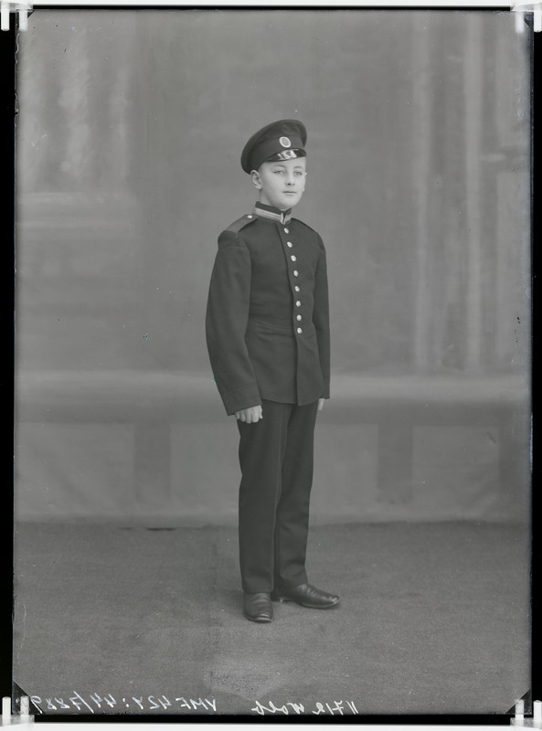 fotonegatiiv, Wolf, noormees sõjaväevormis, täisportree 1910 foto J.Riet