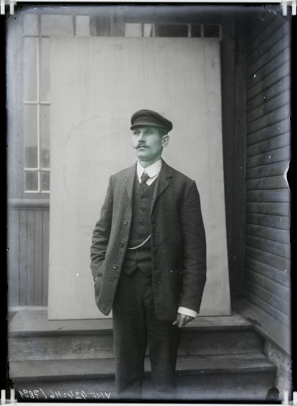 fotonegatiiv, Pohlen, mees seisab trepil, nokkmüts, 1914 foto J.Riet
