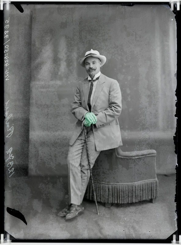 fotonegatiiv, Johan Pintsel, kingsepp, harrastusnäitleja seltsis Vabadus, jalutuskepp, täisportree 1911 foto J.Riet