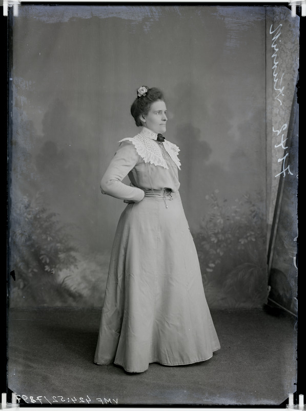 fotonegatiiv, Kurrik, naine, täisportree, suur pitskrae, 1907 foto J.Riet