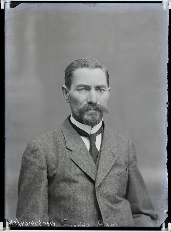 fotonegatiiv, Käärik, mees, rinnaportree, 1912 foto J.Riet