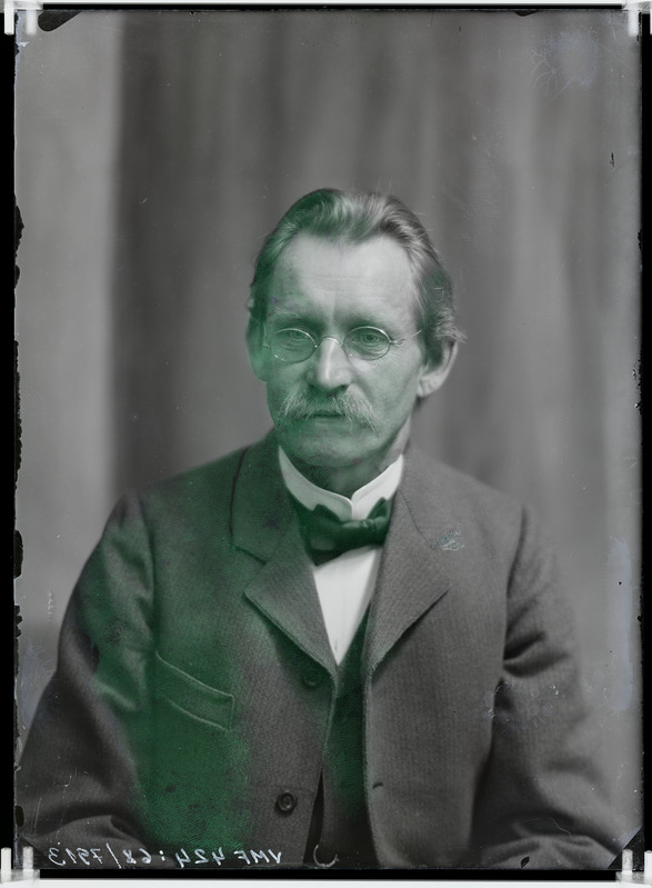fotonegatiiv, Andres Rennit, rinnaportree, kirjanik, ettevõtja, 1910 foto J.Riet