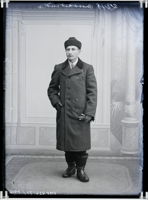fotonegatiiv, Solovitsnik, mees, täisportree, talveriietus sh papaaha, 1902 foto J.Riet