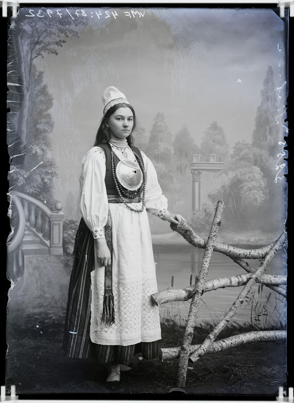 fotonegatiiv, Soosaar, naine, rahvariided, täisportree 1903 foto J.Riet