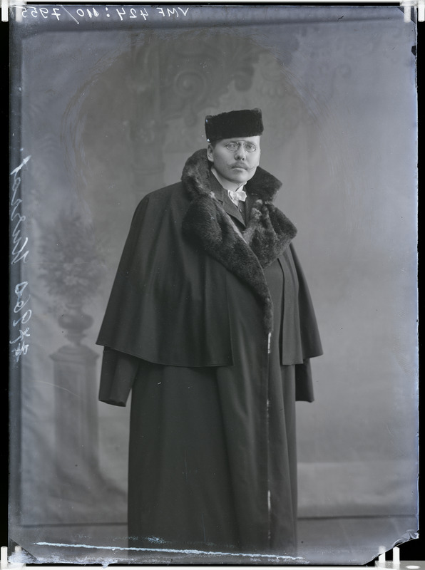 fotonegatiiv, Kurrot, mees, 6/7 portree, talveriietus 1907 foto J.Riet