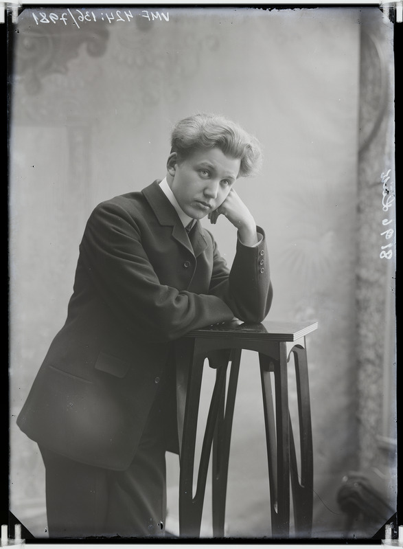 fotonegatiiv, Albert Liik, näitejuht seltsis Koit, 3/4 portree 1908 foto J.Riet