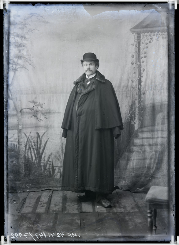 fotonegatiiv, Anton Suurkask, kirjanik, seltsitegelane Viljandis, talvamantel, kaabu, täisportree 1899 foto J. Riet