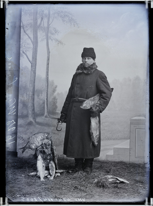 fotonegatiiv, Venelane (hüüdnimi), mees kalasaagiga, talveriietus, papaaha,  21.01.1902 foto J. Riet