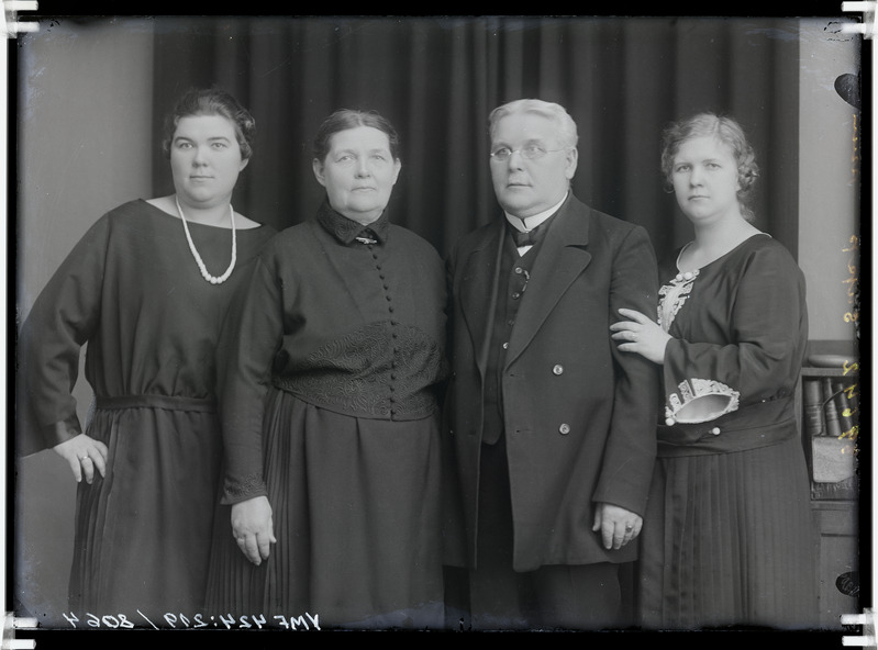 fotonegatiiv, grupp, Supp, pere 1923 foto J.Riet