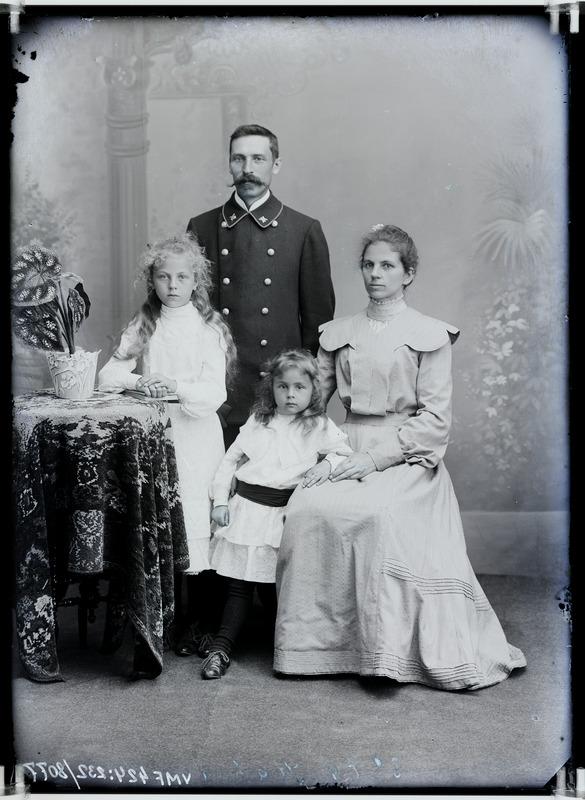 fotonegatiiv, Kahu, pere, lapsed (2), täisportree, 1904 foto J.Riet