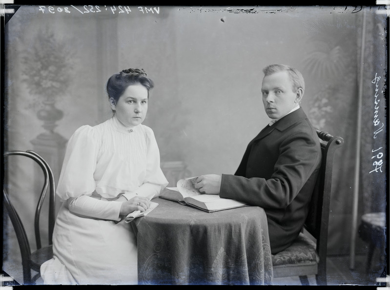 fotonegatiiv, Namsing, mees, naine, laud, 1907 foto J. Riet