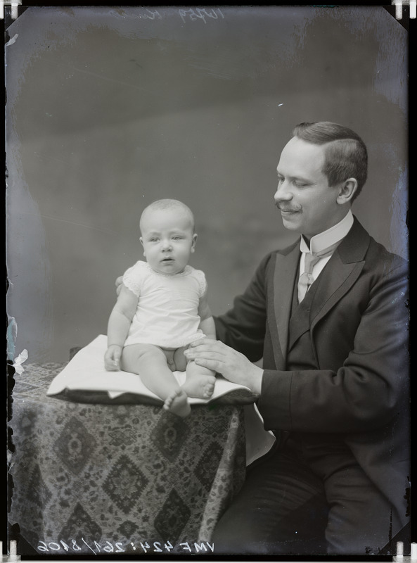fotonegatiiv, Kuiv, mees, väikelaps, laud, 1914 foto J. Riet