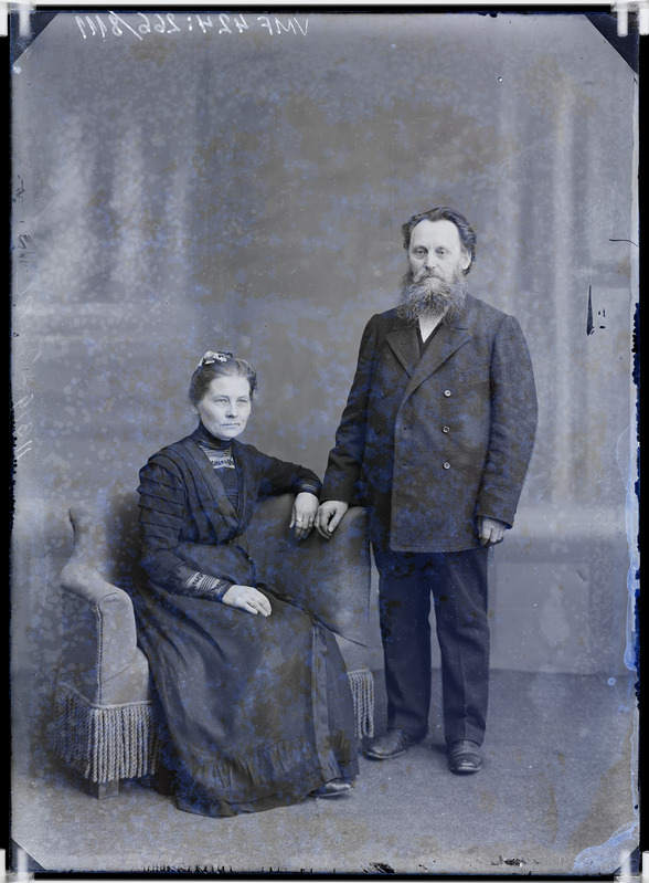 fotonegatiiv, Hans (raamatukaupmees) ja Mari Leoke, täisportree, 1910 foto J. Riet