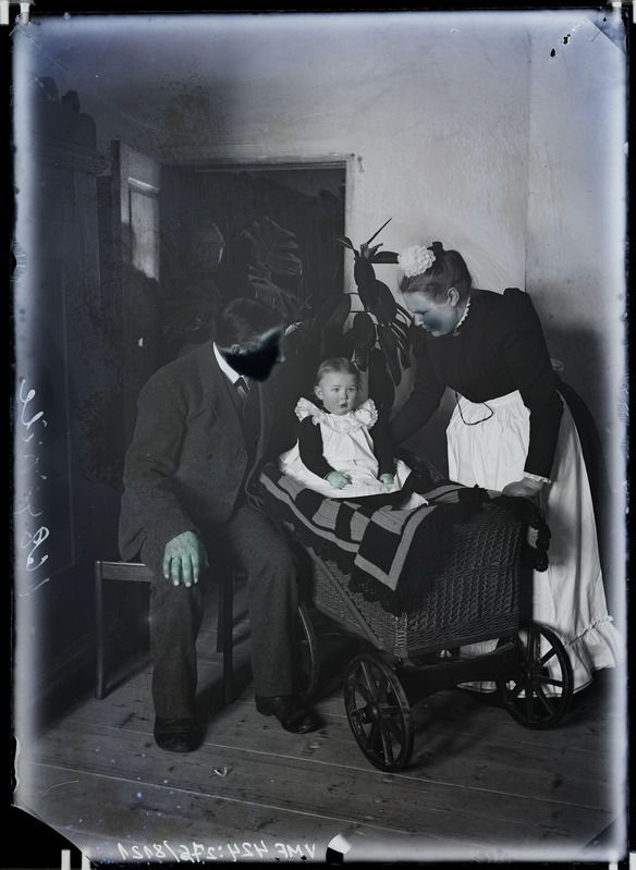 fotonegatiiv, Kile, mees, naine, väikelaps, lapsevanker 1902 foto J. Riet
