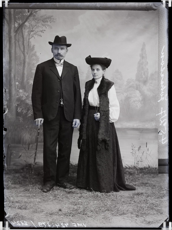 fotonegatiiv, Johanson, mees, naine, kübar, kaabu, jalutuskepp 1905 foto J.Riet