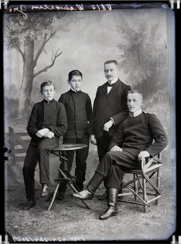 fotonegatiiv, Wichwelin, 4 noormeest, vennad? 1906 foto J. Riet