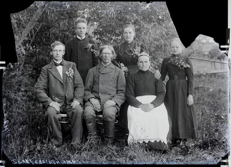 fotonegatiiv, ehitusmeister Augsmann, pere, lapsed (4), aed 1903 foto J. Riet
