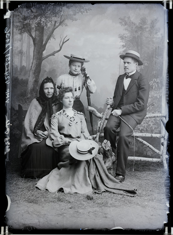 fotonegatiiv, Pill, naine, lapsed (3), 1904 foto J. Riet