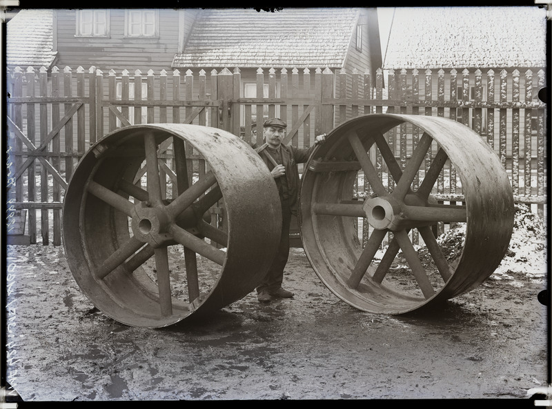 fotonegatiiv, Viljandi, Vaksali tn 17, U. Pohrt'i vabrik, teerulli(?) rattad 1912 foto J. Riet