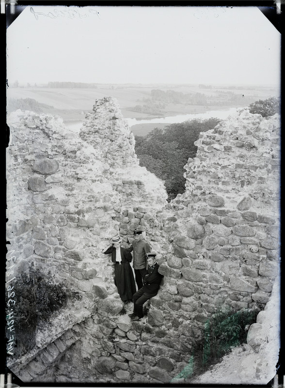 fotonegatiiv, Viljandi lossimäed, müürid, järv, 3 inimest 1908 foto J. Riet