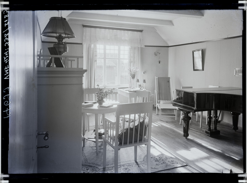 fotonegatiiv, Viljandi, Chorklof'i elutuba (klaver, laud, toolid) 1913 foto J. Riet