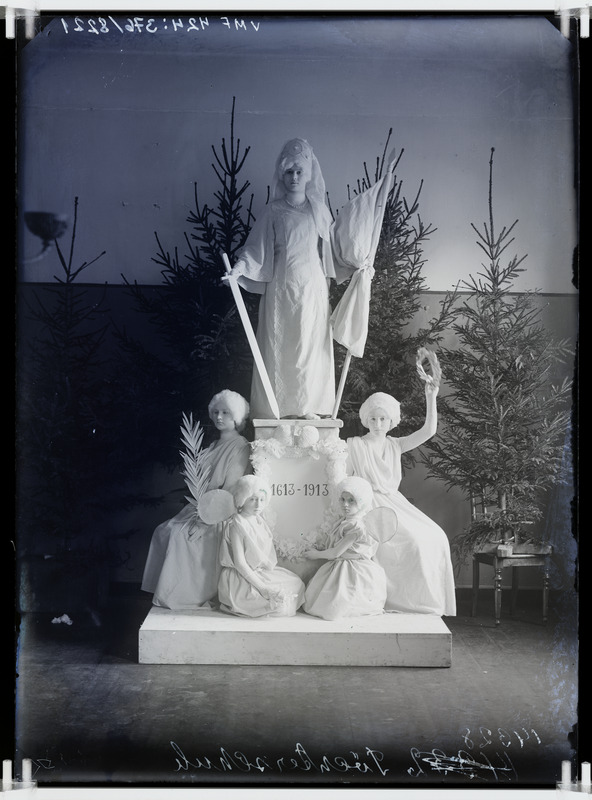 fotonegatiiv, Viljandi linna tütarlaste gümnaasium (Linnu tn 4), jõuluetendus 300 aastat Romanoveid, 5 last, 1913 foto J.Riet (gümnaasium 1912-st)