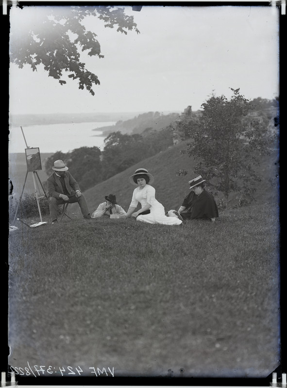 fotonegatiiv, Viljandi, I Kirsimägi, eemal järv, kunstnik Rudolf Lepik (Leppik) jt, molbert, 1911 foto J. Riet