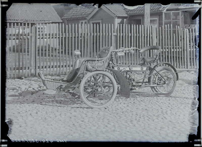 fotonegatiiv, Viljandi, Koidu (Harjutuse) tn algus, J. Rieti fotoateljee aed, mootorratas kolme rattaga, omanik Margus Kõiva (Kauba 7), 1911. aasta 3 hj ratas A.W. Wall, foto J. Riet 1913