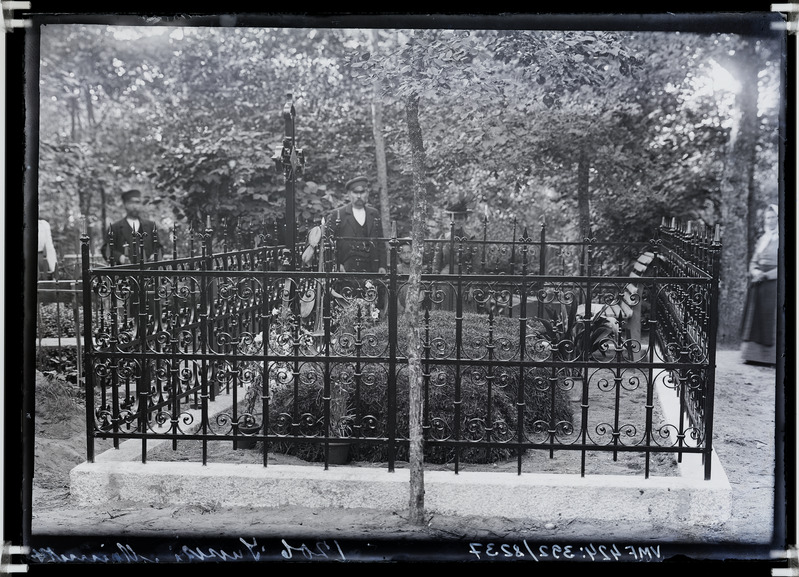fotonegatiiv, Viljandi Vana kalmistu Suki - Männiksoni hauaplats 1901 foto J.Riet