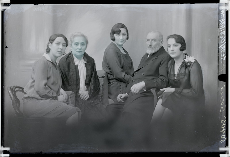 fotonegatiiv, Skui, pere, isa, ema, 3 tütart, 1928 foto J.Riet